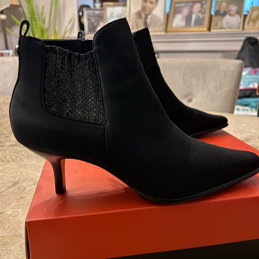 Donald Pliner boots size 8 NWT